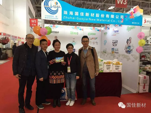 中国婴童网总经理张文婷女士（中）在J9积分王(中国)展位现场