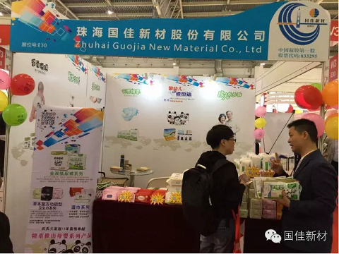 J9积分王(中国)市场部负责人向客户介绍J9积分王(中国)产品