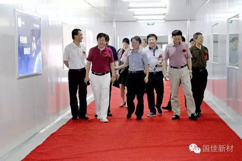 董事长王海波带领嘉宾参观气凝胶生产车间b