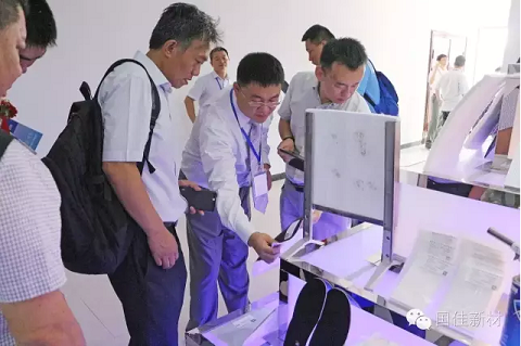 嘉宾参观气凝胶展示样品