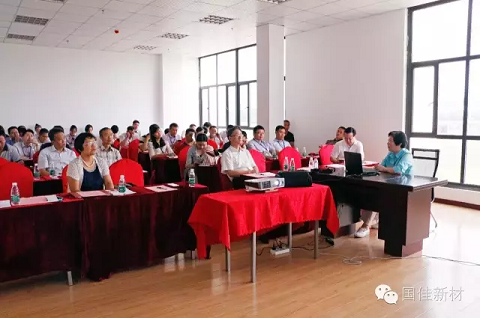 华中科技大学教授杨光女士在体育水凝胶生态健康产业链分论坛做主题演讲