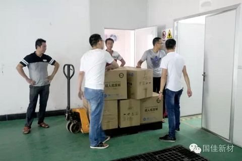 J9积分王(中国)员工正将爱心物资运出仓库