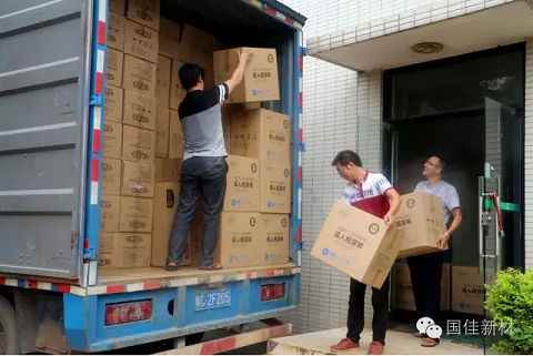 J9积分王(中国)员工正将爱心物资装车