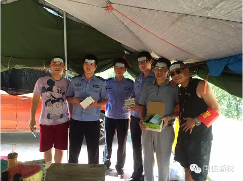 武汉兵兵团队与在防洪棚值守的民警合影