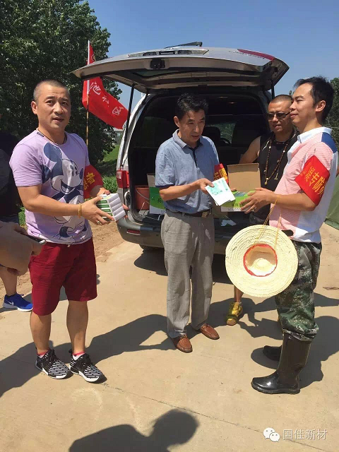 兵兵团队驱车送来一盒盒兵兵降温贴