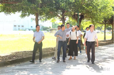 嘉宾参观公司园区