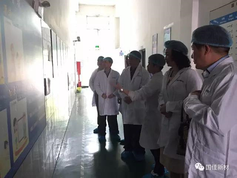 生产总监王义胜向黄文忠主席一行介绍生产车间生产流程